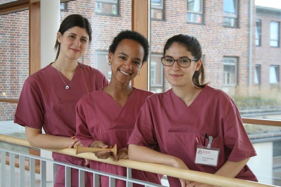 Anna (a destra) e Michela (a sinistra) sono diventate parte integrante del Team delle ostetriche dell’ospedale Bethesda, mentre Shaana ha iniziato il suo percorso di formazione.